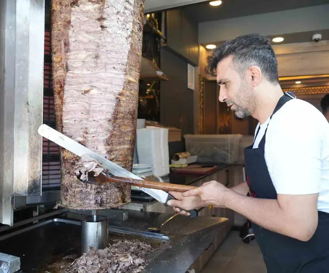 Muş'ta ateşin gölgesinde döner ustaları 60 dereceye yakın sıcaklıkla çalışıyor