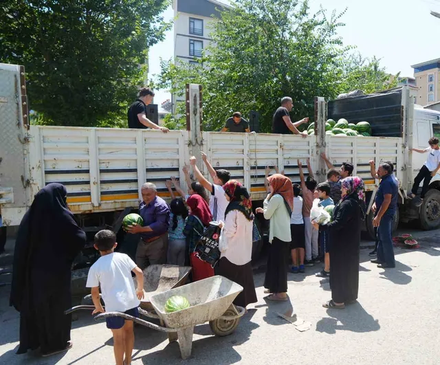 Muş'ta yerli üreticiye destek için 8 kamyon karpuz mahallelere dağıtıldı