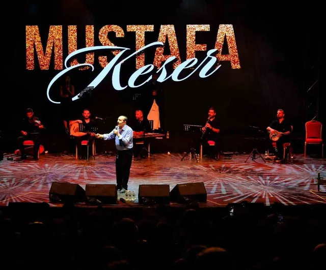 mustafa keser bursa'da müzik ve kahkaha dolu bir gece sundu