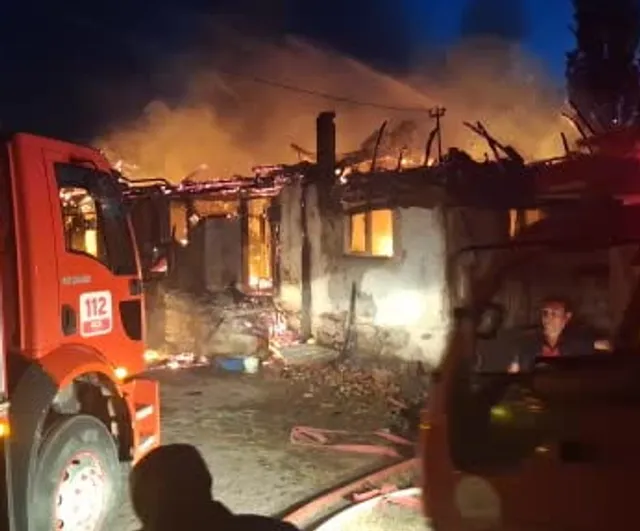 Musular köyünde alevler yan yana iki evi küle çevirdi