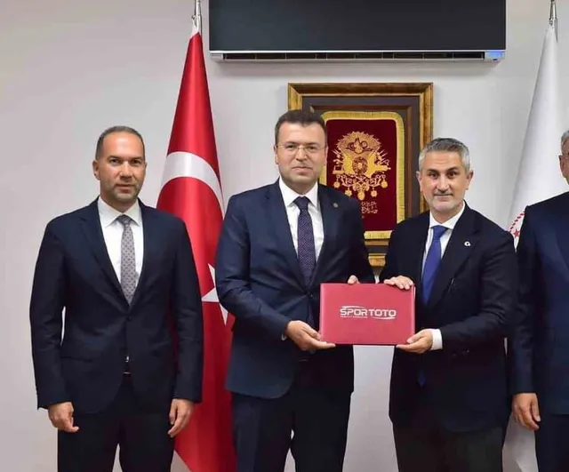 Niğde’de gençlere modern sahalar: yeni tesis ve halı saha protokolleri imzalandı