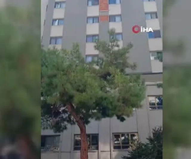 öğretmenevi duvarından kopan beton parçaları kaldırıma ve yola düştü
