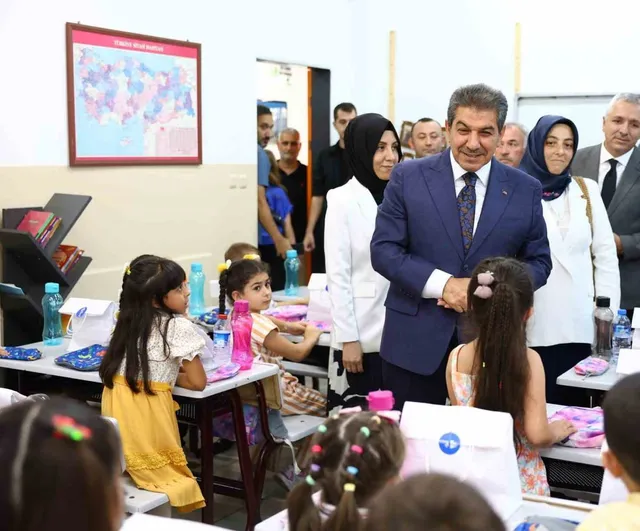 Okul çantalarıyla yeni döneme destek: Esenler'den 1. sınıf öğrencilere kırtasiye yardımı
