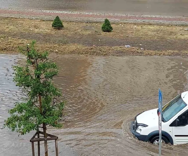 On dakikalık sağanak Erzurum trafiğini durma noktasına getirdi