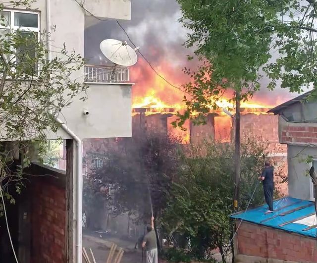 Ordu'da çatı yangını çatı katındaki fındıkları kül etti