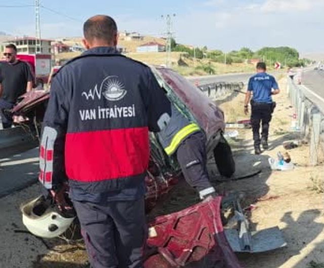 Orta şeritte bariyere çarpan otomobilde 4 kişi yaralandı