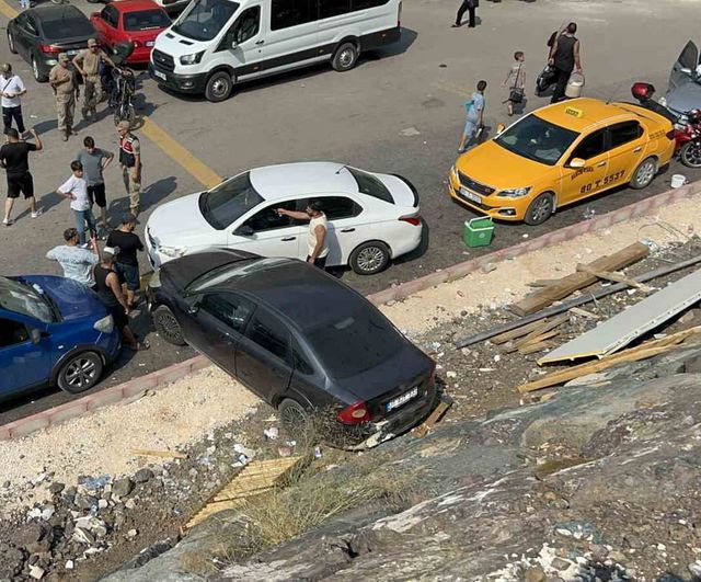 Osmaniye'de korkulukları aşan otomobil alt otoparka düştü: 5 kişi yaralandı