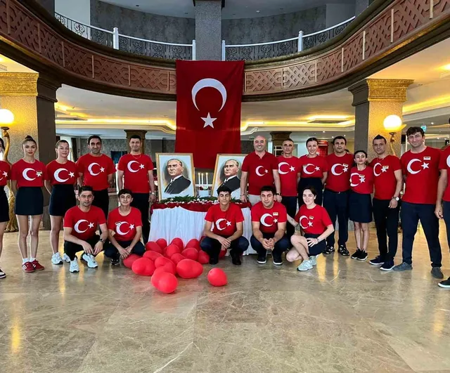 Otelde bayraklarla başlayan zafer coşkusu bando ve Müge Ökten ile taçlandı