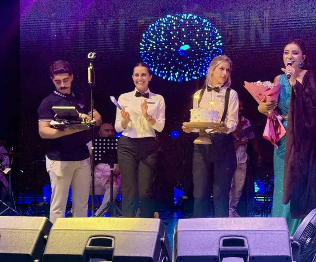 Öykü Gürman Bodrum konserinde sahnede doğum günü sürpriziyle duygusal anlar yaşattı