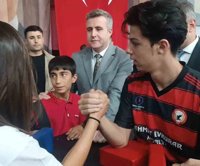 Özalp’ta gençlerin sporla buluştuğu renkli festival