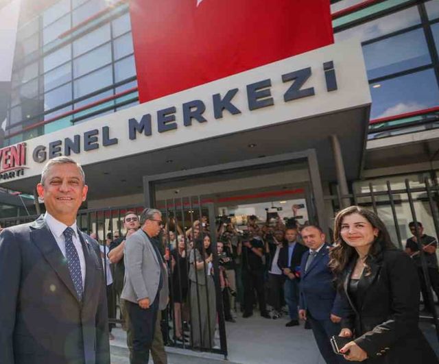 Özgür Özel, YENİ Parti genel merkezinin bahçesine fidan dikti