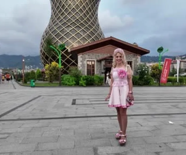 Pembe elbiseleriyle Rize'nin çocuklarının 'Barbie ablası' oldu