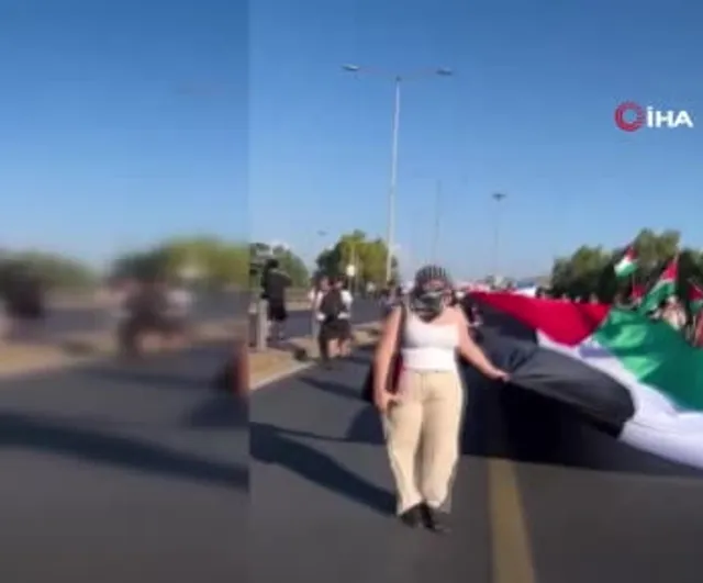 Pire'de yanaşan Crown Iris'e tepki: limanda İsrail karşıtı protesto