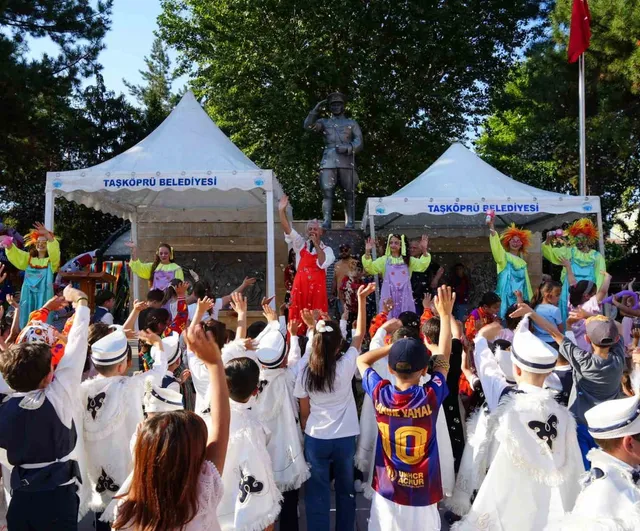 Pompeiopolis’te tarihle eğlencenin buluşması: çocuklar uçurtmalarla gökyüzünü doldurdu