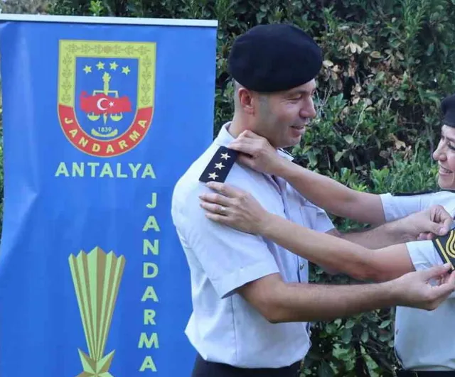 rütbe terfisi ve 15. evlilik yılı aynı törende kutlandı