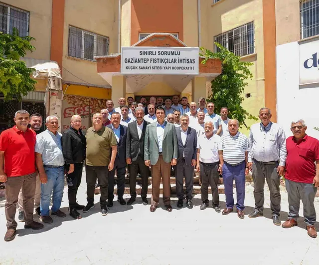 Sahada istişare: Şehitkamil başkanı fıstıkçılar sitesinde esnafla buluştu
