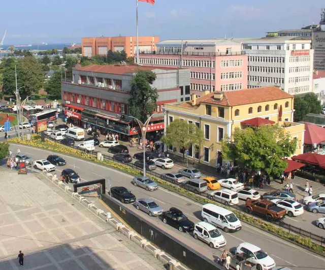 Samsun'da Cumhuriyet Meydanı kavşağı sabah trafiğinde kilitlenme