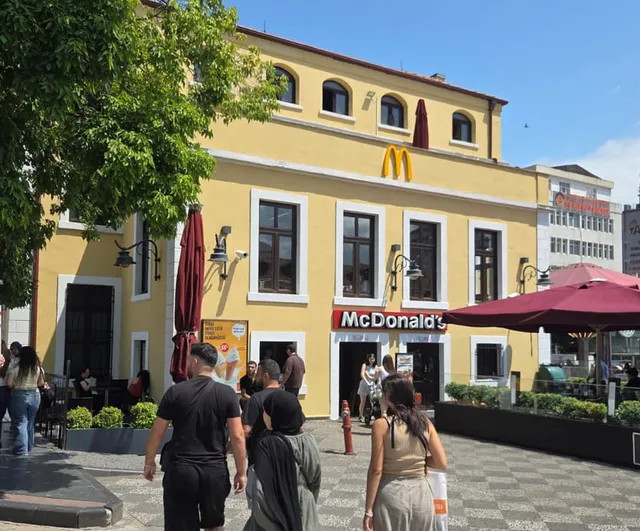 Samsun'da McDonald's önünde üç aydır tek kişilik protesto yapan tekniker