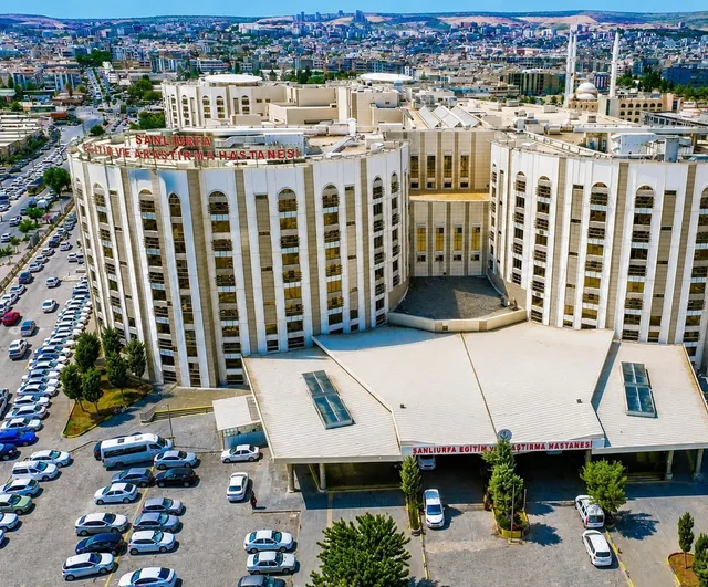 Şanlıurfa'da 10 saat süren skolyoz ameliyatıyla omurga dengesi yeniden kuruldu