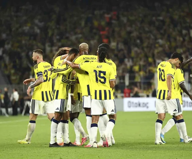 Sarı-lacivertler ilk yarıyı Talisca ve Greenwood'la önde tamamladı