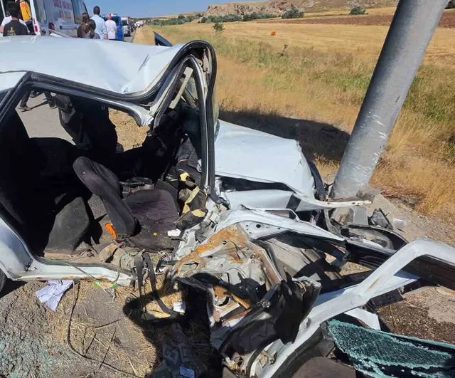 şarkışla’da levha direğine çarpan otomobilde 3 kişi yaralandı