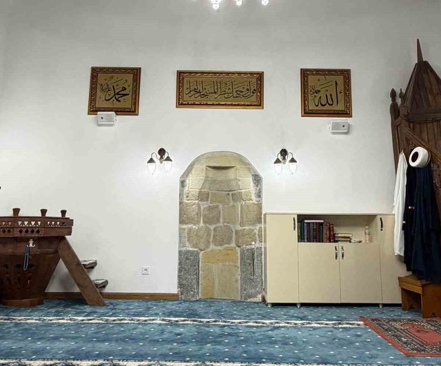 Şavşat'ta tarihi cami Osmanlı usulü hüsn-i hat levhalarıyla süslendi