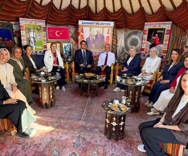 Şehitkamil başkanı Umut Yılmaz Ahlat otağında misafirlerini ağırladı