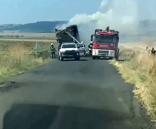 Seyir halindeyken alevlere teslim olan balya yüklü kamyon Tekirdağ'da kullanılamaz hale geldi