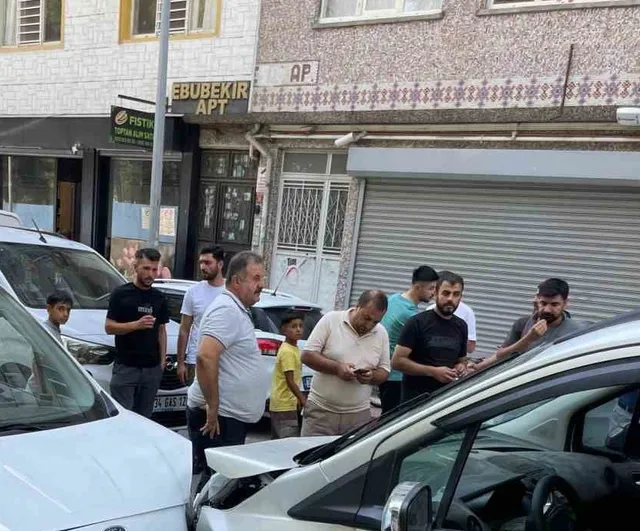 Siirt’te Cengiz Topel Caddesi'nde iki hafif ticari araç çarpıştı, 1 kişi yaralandı