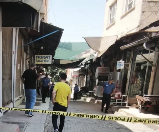 Siirt'te Helvacılar çarşısında kavga: vatandaşların yardımıyla yaralı hastaneye taşındı