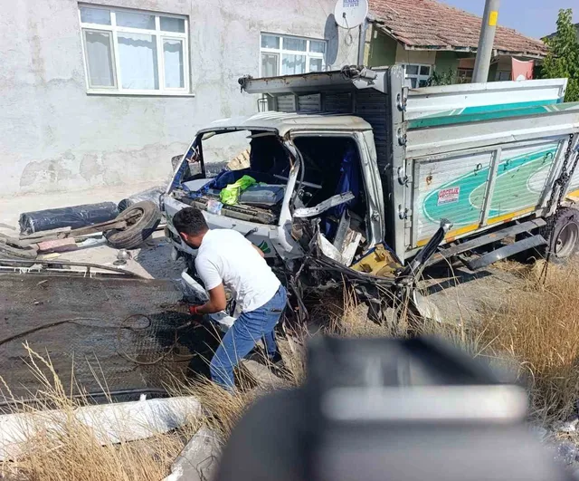 Sinanpaşa çıkışında yolcu otobüsü kamyonete çarptı: bir ölü, 15 yaralı