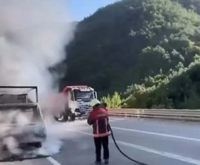 Sinop-Boyabat kara yolunda alevlenen piliç nakliye kamyoneti için müdahale