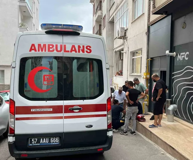 Sinop'ta araç kavşağında motosiklet çarpışması: sürücü hafif yaralandı
