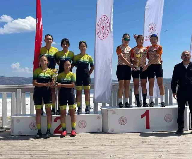 Sivas Gençlik Spor Kulübü U17 kadınlarda Türkiye ikinciliği kazandı