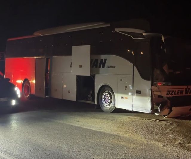 Sivas'ta kavşakta otobüs ile otomobil çarpıştı: iki kişi hafif yaralandı