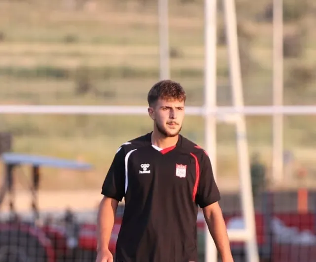 Sivasspor altyapısından yeni profesyonel: Ayberk Selvili üç yıl için imzaladı