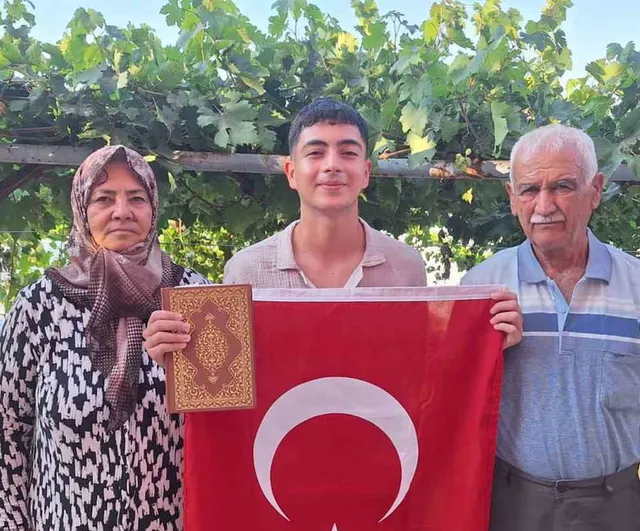 Siyer bilgisiyle kutsal yolculuğa hak kazandı: Alaşehirli öğrenci umreye gidiyor