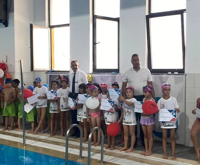 Söke'de havuzda ilk adımlar: 160 çocuk yüzme sertifikası aldı