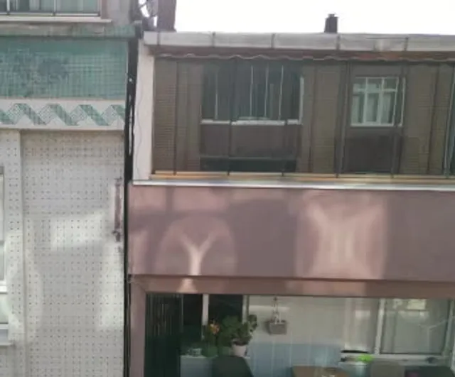 Sultangazi'de temel kazısı komşu binada hasara yol açtı