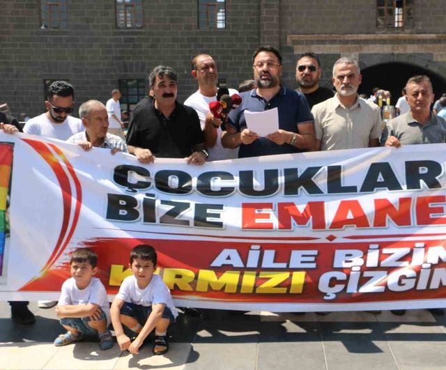 Sur'da cuma sonrası eşcinsel sembolüne tepki: aile ve gelecek vurgusu