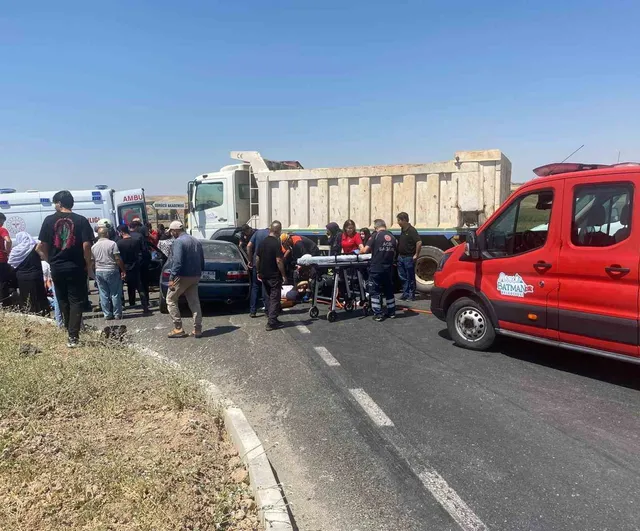 Sürücü Pisti kavşağında trafik kazası: kamyonla otomobil çarpıştı, 4 yaralı
