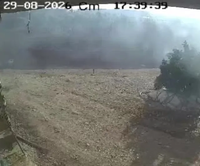 Sürücüsüz traktör Serik'te alev alıp saman balyalarını yaktı