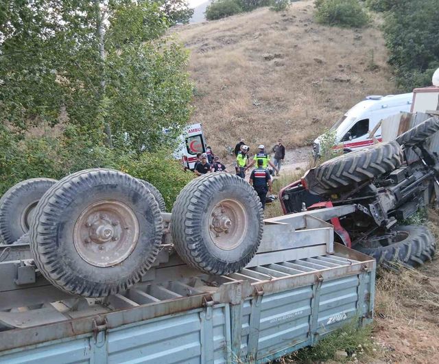 Suşehri'nde köy yolunda traktör şarampole yuvarlandı: dört yaralı