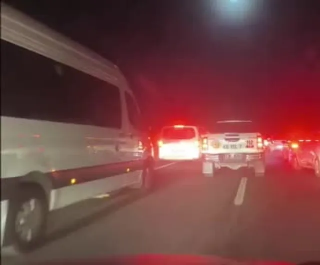 Tanker alevleri Köyceğiz'de ormana sıçradı; yol kapandı, 10 kilometrelik kuyruk oluştu