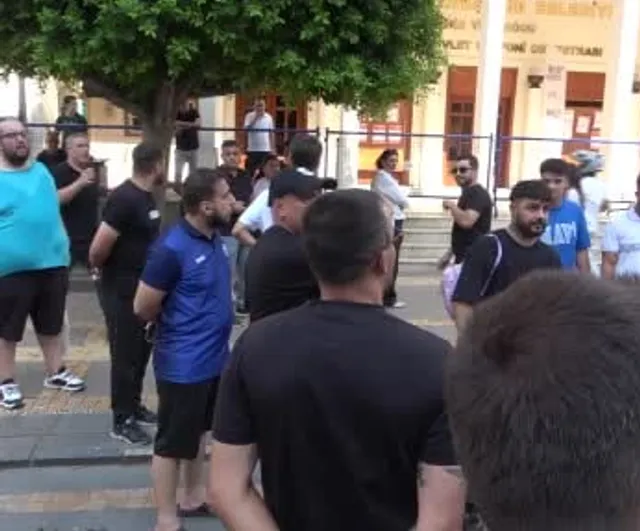 taraftarlar belediye önündeki bariyerleri yıkarak binaya girmeye çalıştı