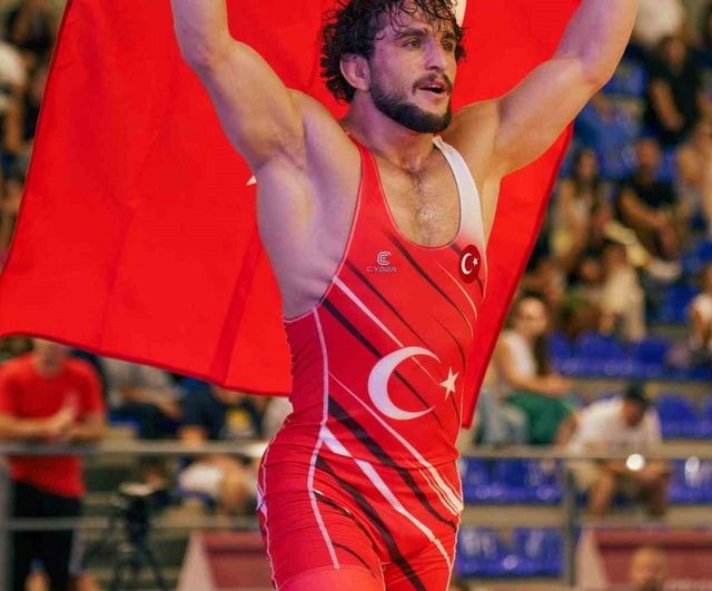 Taranto'da minderde zafer: Ahmet Duman altın madalyayı kazandı