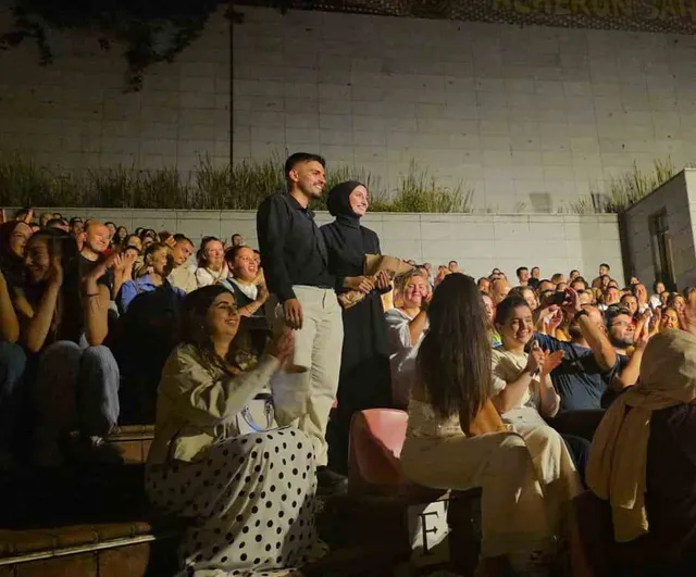 Tarihi amfide dokuz evet: Gökhan Türkmen konserinde toplu evlilik teklifleri