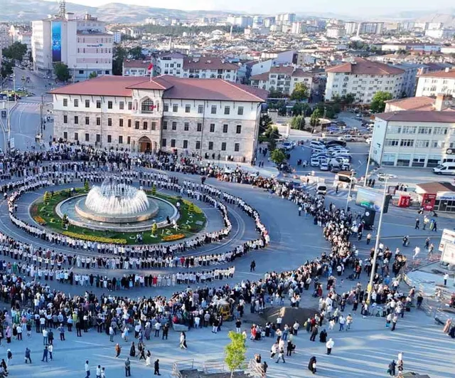 Tarihi kent meydanında Sivaslı kadınlardan halay rekoru