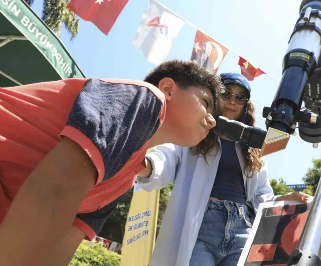 Tarsus'ta çocuklar teleskopla güneşi keşfetti