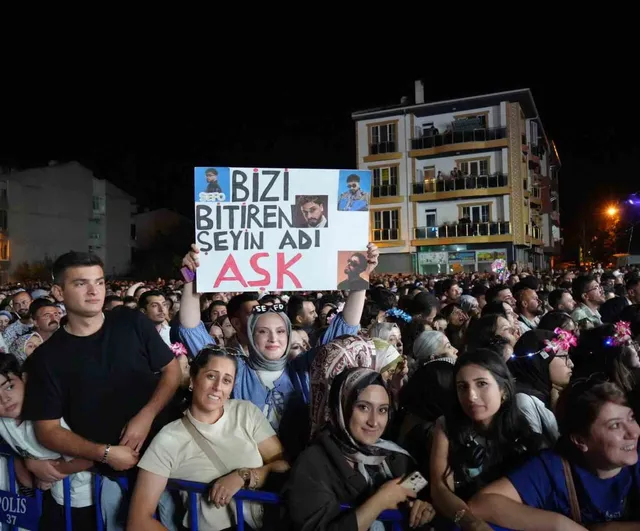 Taşköprü'de sarımsak kokulu gece: Sefo binlere coşku yaşattı